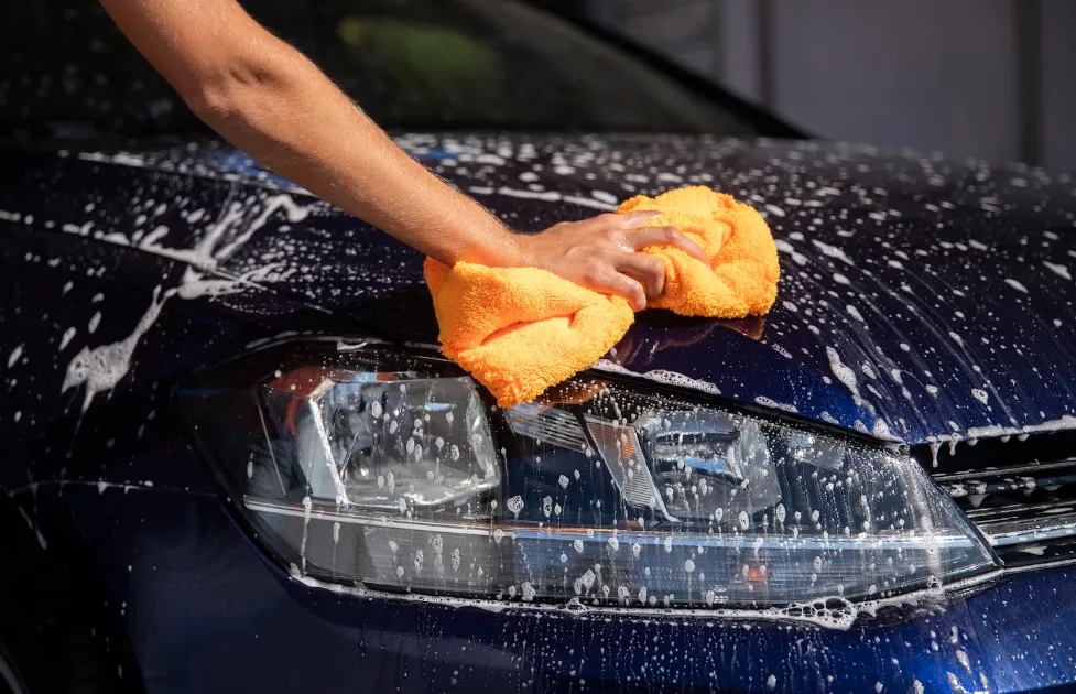 Мойка оклеенных поверхностей