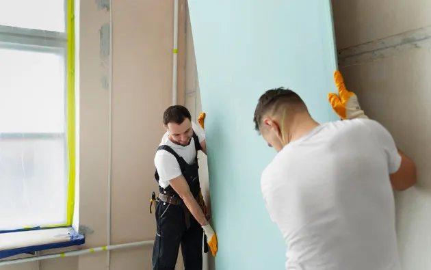 монтаж декоративной панели весом 2 кг на вертикальную стену